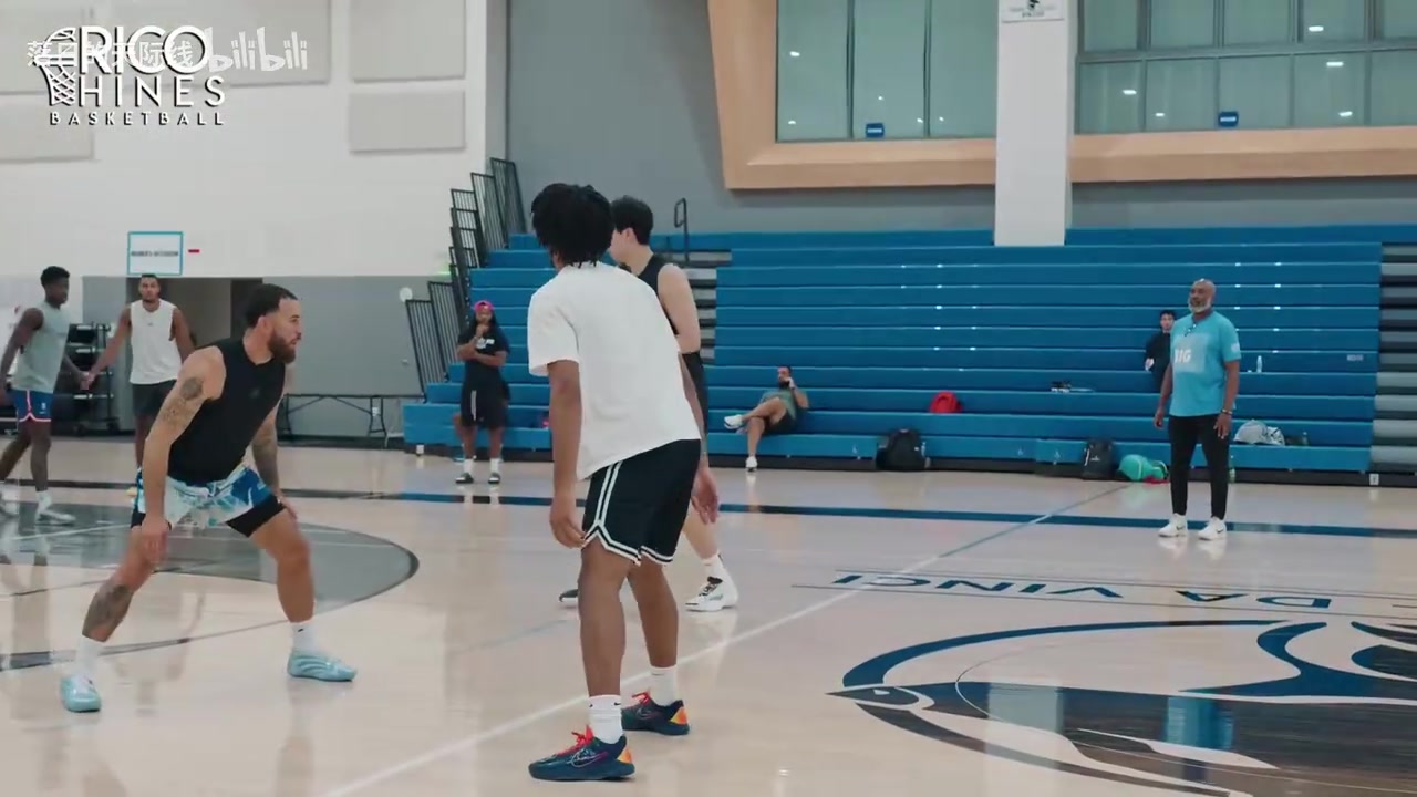 与队友组队出战杨瀚森